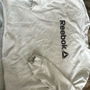 Reebok sweatshirt. Size xxl but the size tags is missing.
